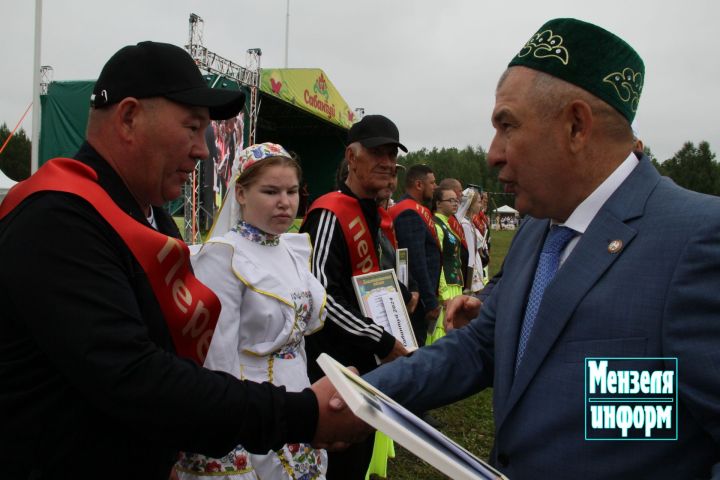 Ведущим труженикам на Сабантуе вручили Благодарственные письма главы Мензелинского района