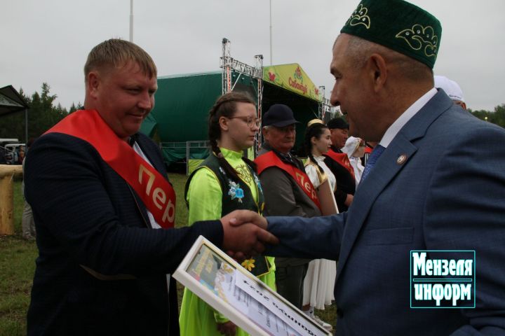 Ведущим труженикам на Сабантуе вручили Благодарственные письма главы Мензелинского района