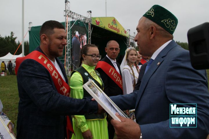 Ведущим труженикам на Сабантуе вручили Благодарственные письма главы Мензелинского района