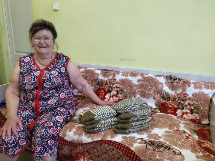 Жительница Мензелинского дома-интерната Наиля Гарипова вяжет шерстяные носки для наших земляков в зоне СВО