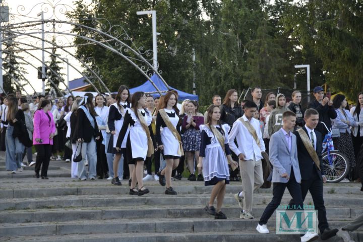 В Мензелинске выпускники получили награды главы района