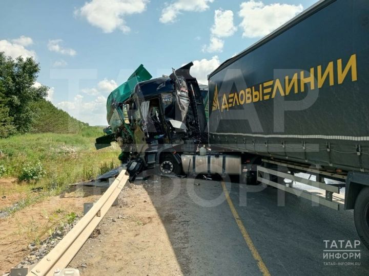 Три человека пострадали при столкновении двух фур на трассе в Мензелинском районе