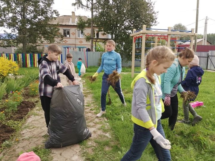 В поселке имени Воровского через труд воспитывают бережное отношение к природе родного края