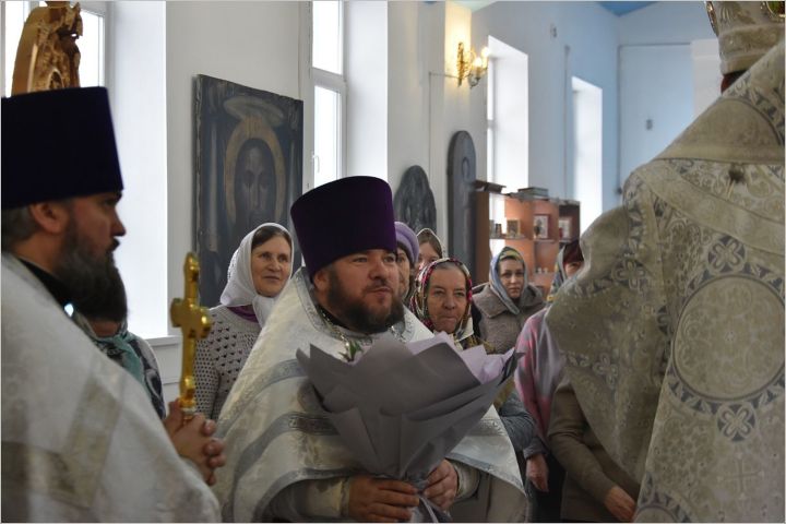 В Казанско-Богородицкой церкви Мензелинска епископ Набережночелнинский и Елабужский Гавриил совершил богослужение