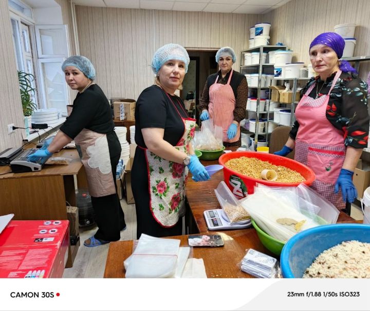 Сотрудники школы —интерната вместе приняли участие в фасовке сухих супов для бойцов СВО