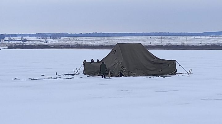 Над купелью на Набережной реки Мензели установили шатер