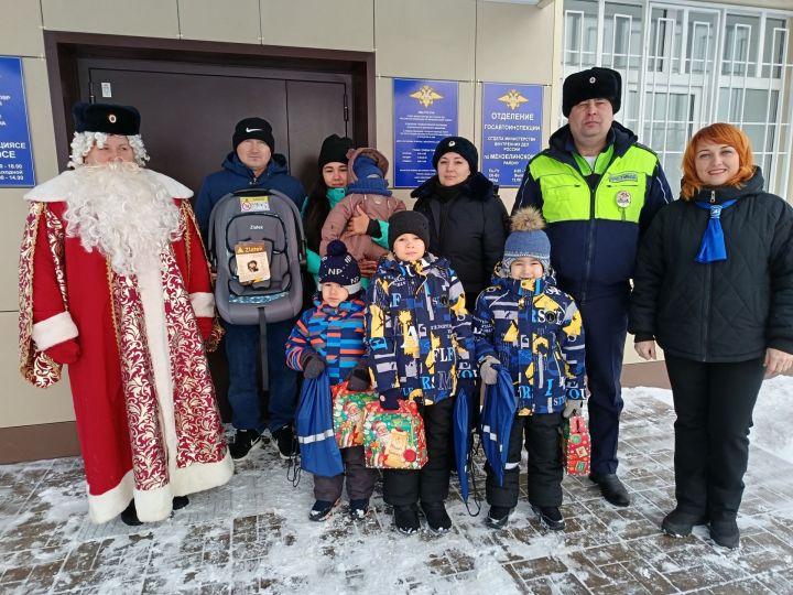 Многодетная семья Арслановых получила в подарок автокресло