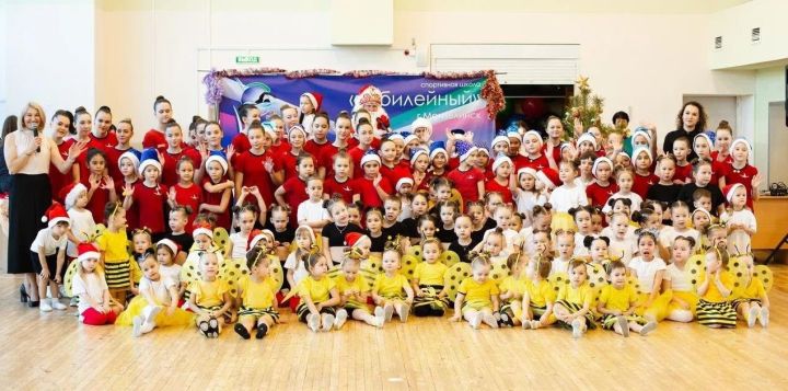 В Мензелинске воспитанников отделения спортивной аэробики поздравили Дед Мороз и Снегурочка