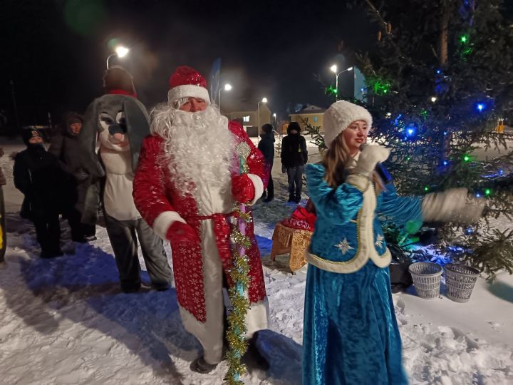 Новогодняя елка засверкала в поселке Изыскателей Мензелинска