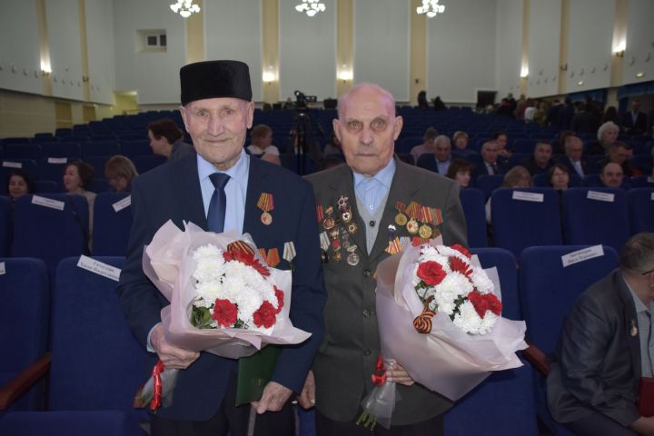 Михаил Тихонов и Хасанзян Гатауллин стали почетными гражданами Мензелинского района