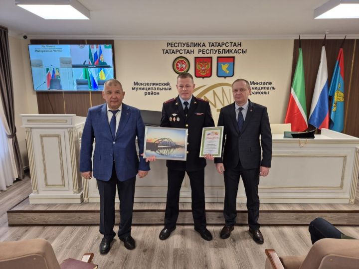 Глава Мензелинского района вручил Почетную грамоту полковнику полиции Евгению Клещевникову