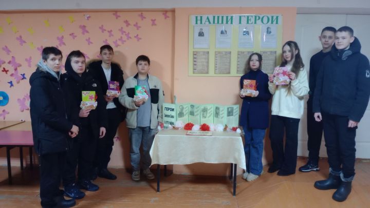 В Николаевском сельском доме культуры обновили стенд «Наши Герои»