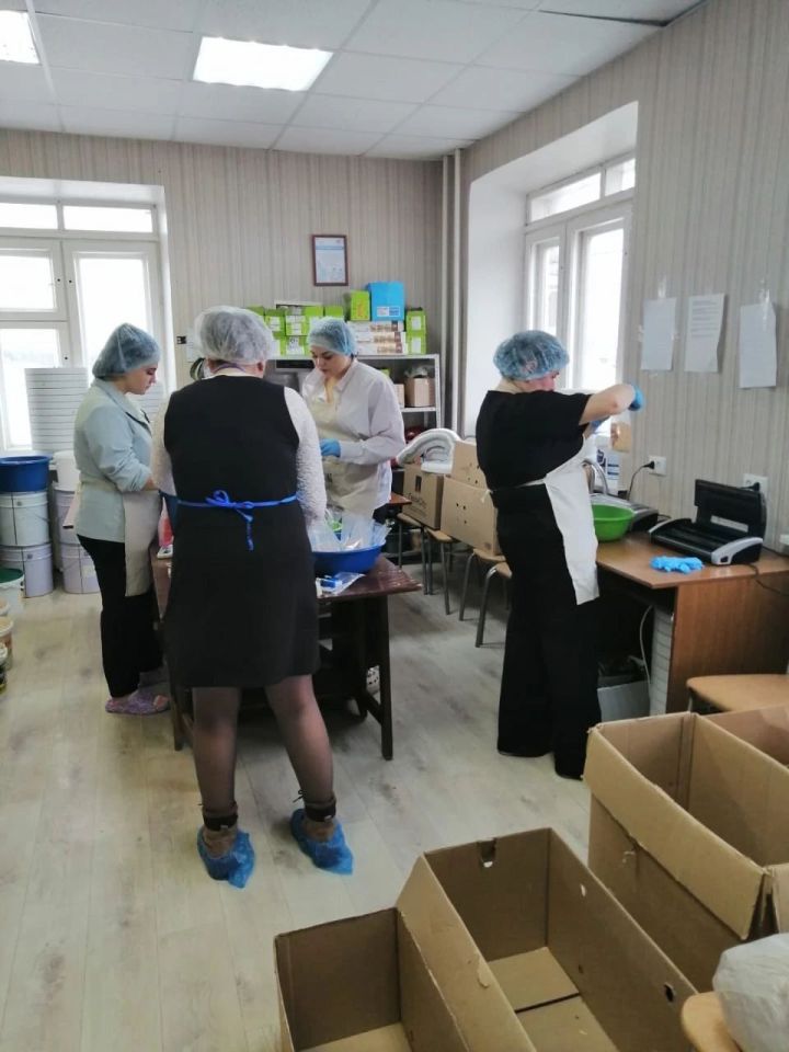 Сотрудники, воспитанники школы-интерната помогают и бойцам СВО, и пожилым