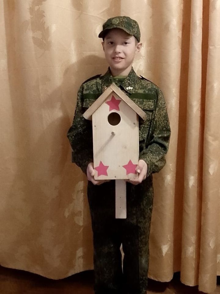 Ученик кадетской школы смастерил скворечник для ветерана