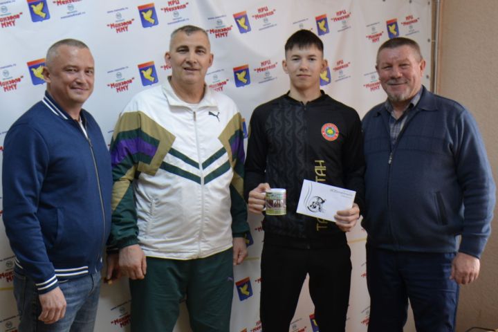 «Юбилейный» спорт мәктәбе һәм «Минзәлә-информ» Россия чемпионы Рузил Вәлиевны бүләкләделәр