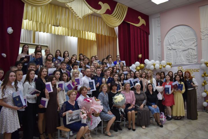 В Мензелинском педагогическом колледже прошла торжественная церемония вручения дипломов
