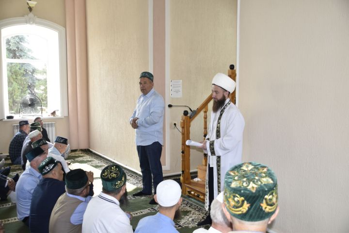 Мусульмане Мензелинска прочитали намаз в честь Курбан-байрам