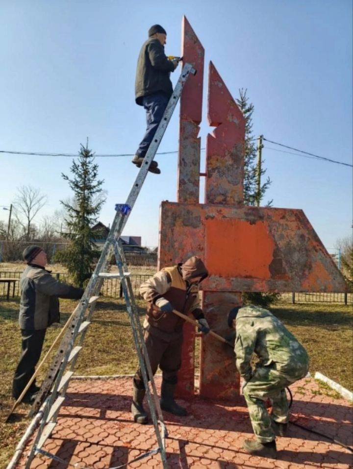 Сотрудники школы-интерната благоустраивают памятник в сеое Холодный Ключ