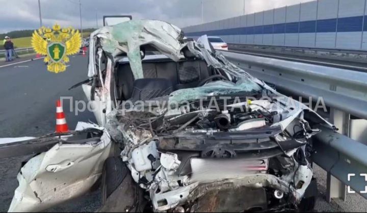 Трагедия на дороге: два человека погибли в аварии в Татарстане