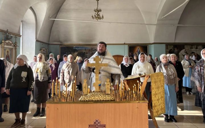 В Никольском собореа совершили богослужение в Покровскую родительскую субботу
