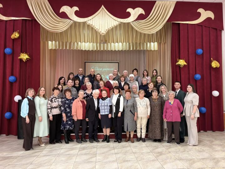Студенты Мензелинского колледжа поздравили педагогов с Днём учителя