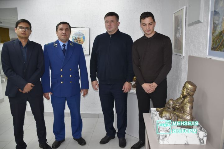 В Мензелинске открылась выставка скульптур «Национальные герои народов мира»