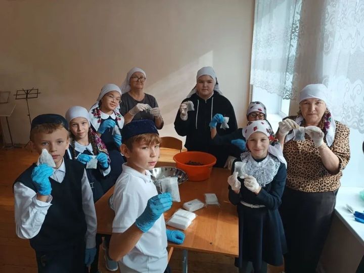 В Татарскомошугинской библиотеке приготовили травяной чай для бойцов СВО