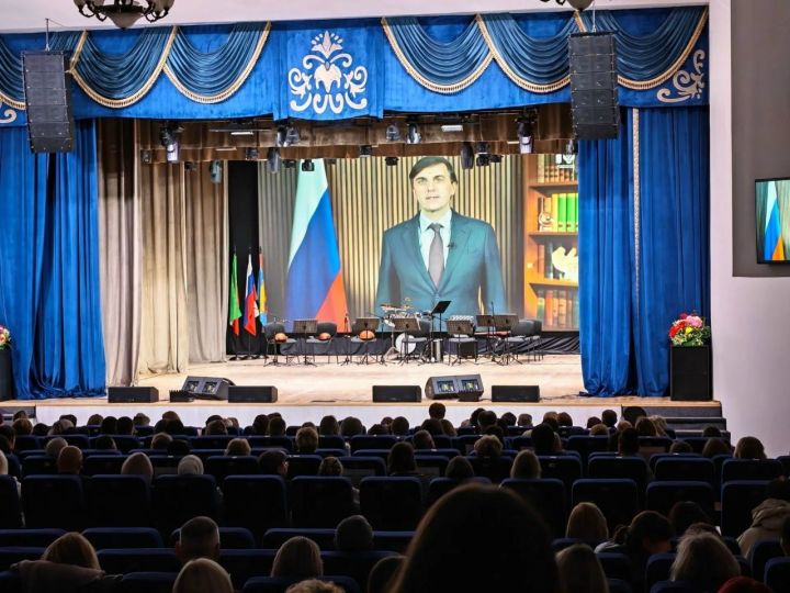 В Мензелинске десяткам учителей вручили награды
