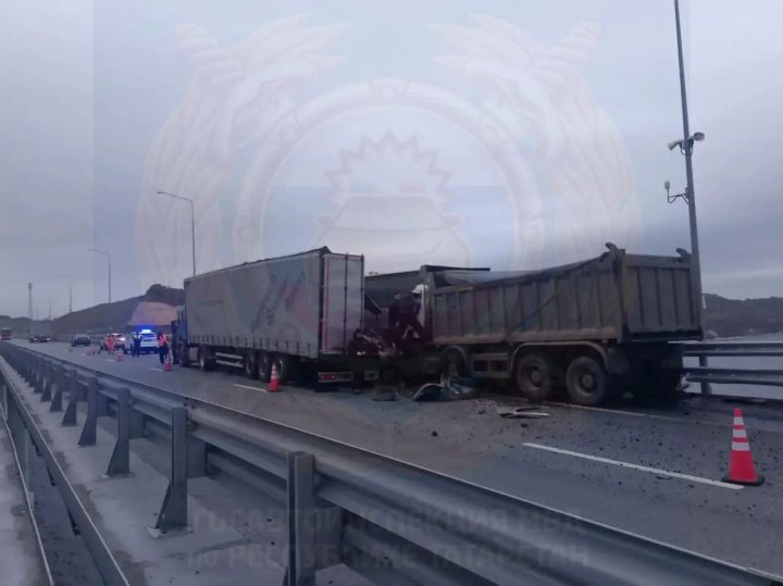 На трассе М-12 в Татарстане столкнулись автобус и два большегруза
