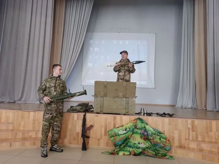 В школе Мензелинска прошла встреча с волонтёрами и показ квадрокоптеров