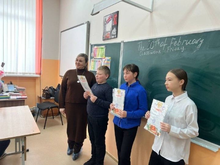 Патриотический конкурс в Мензелинске: дети рисуют открытки для солдат