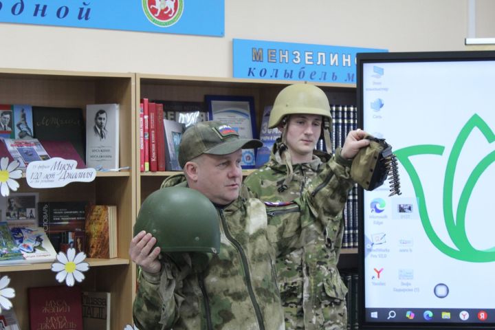 Письма поддержки и разговор о долге: в детской библиотеке Мензелинска прошла патриотическая встреча