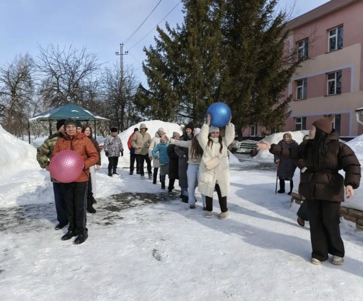 «Весёлые эстафеты» для души и тела: студенты Мензелинского медучилища поддержали пожилых людей