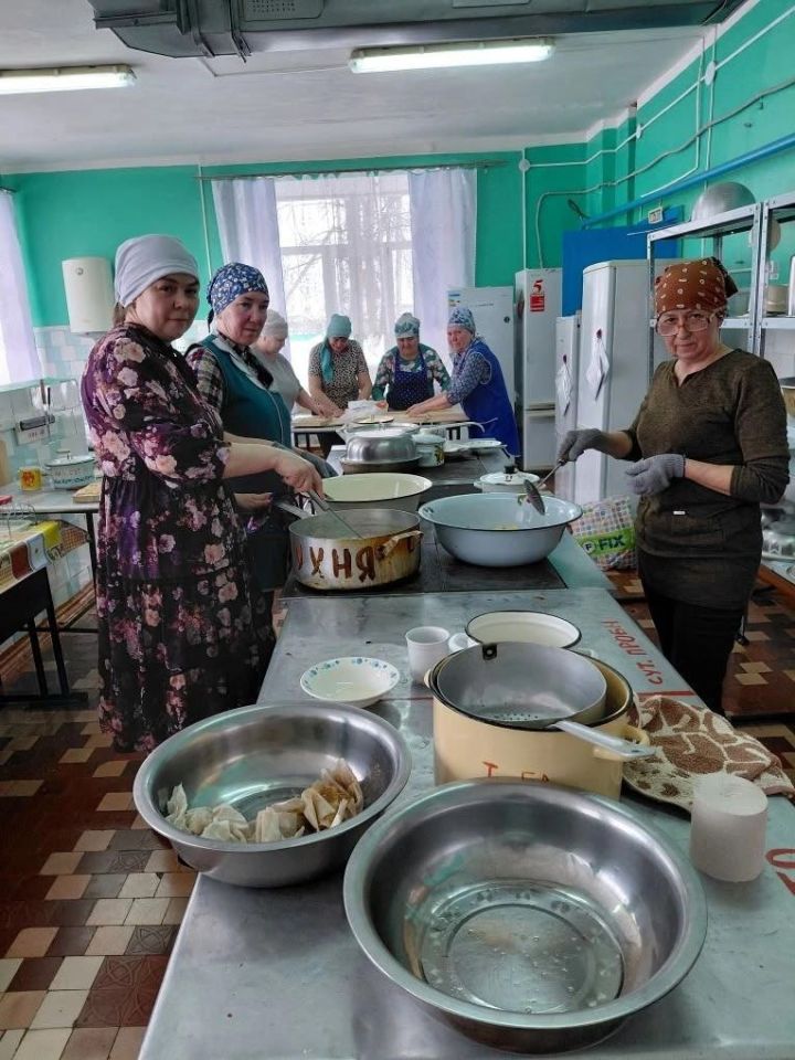 Аюская школа приготовила чак-чак для бойцов СВО