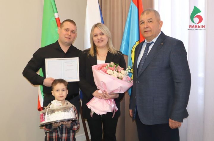 Семья из Мензелинска получила жилищную субсидию по программе поддержки молодых семей