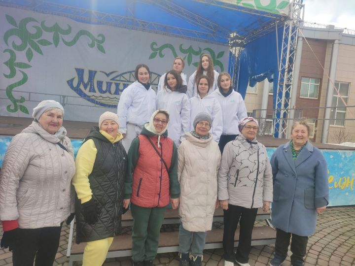 Студенты Мензелинского медицинского училища провели занятие для людей серебряного возраста