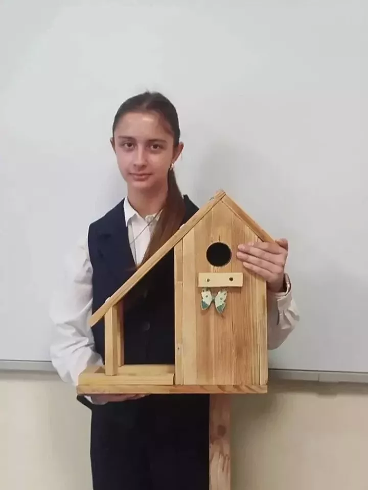 Юнармейцы первой школы подарили птицам новые домики