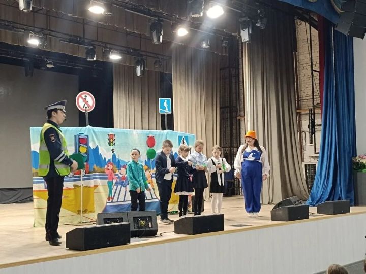 В Мензелинске школьникам показали спектакль по безопасности дорожного движения