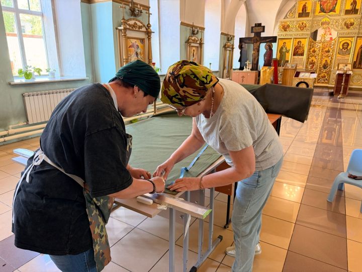 В Никольском соборе Мензелинска начали плести маскировочные сети для бойцов