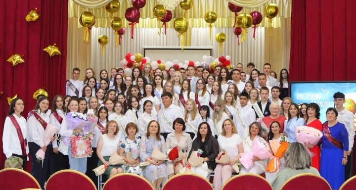 В добрый путь: в Мензелинском педагогическом колледже проводили выпускников