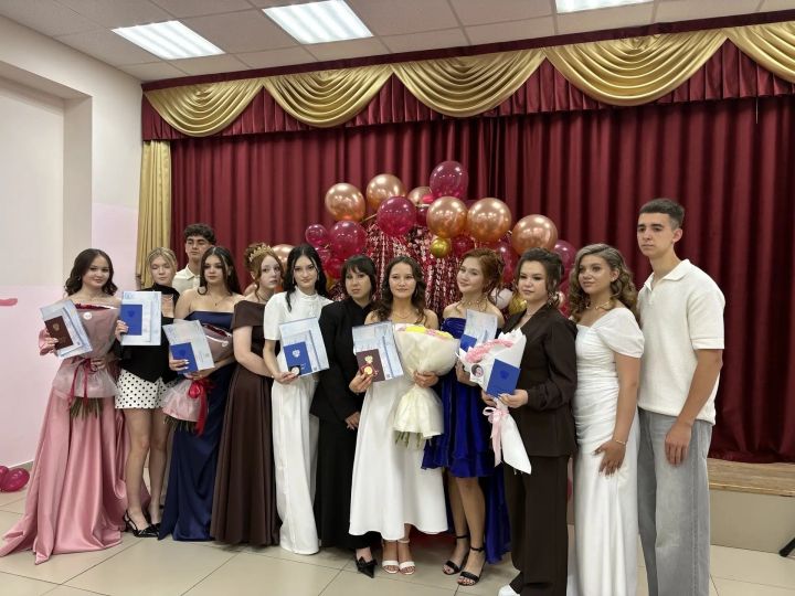 Четыре выпускника СОШ № 2 Мензелинска получили медали