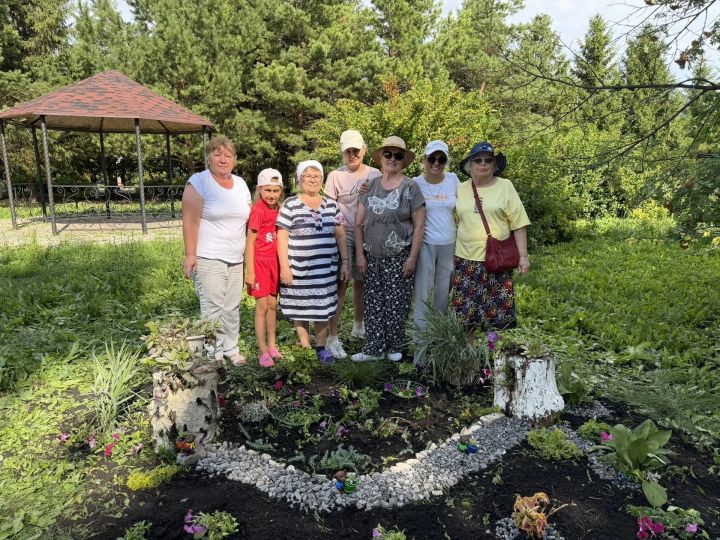 Центр общения старшего поколения Мензелинска провел мастер-класс по ландшафтному дизайну для ТОС № 3