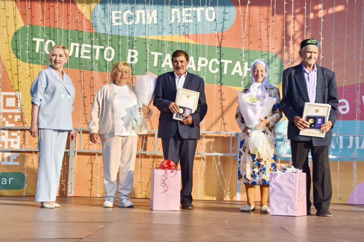В День семьи, любви и верности в Мензелинске чествовали семьи-юбиляры