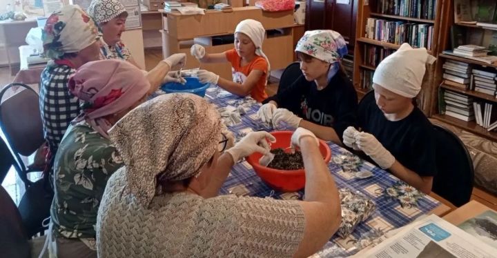 Жители села Старый Иркеняш собрали душистые травы для бойцов