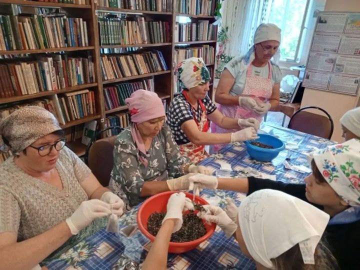 Жители села Старый Иркеняш собрали душистые травы для бойцов