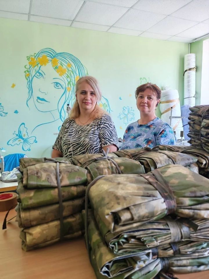 В Мензелинске волонтеры изготовили 35 антитепловизорных пончо для бойцов