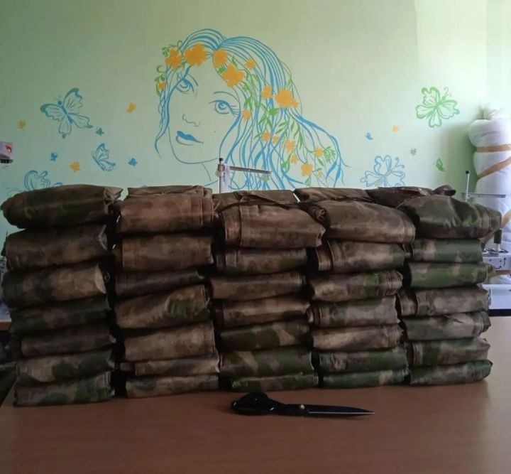В Мензелинске волонтеры изготовили 35 антитепловизорных пончо для бойцов