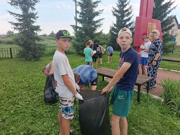 Ребята из лагеря «Полянка» провели уборку у памятника воинам Великой Отечественной войны