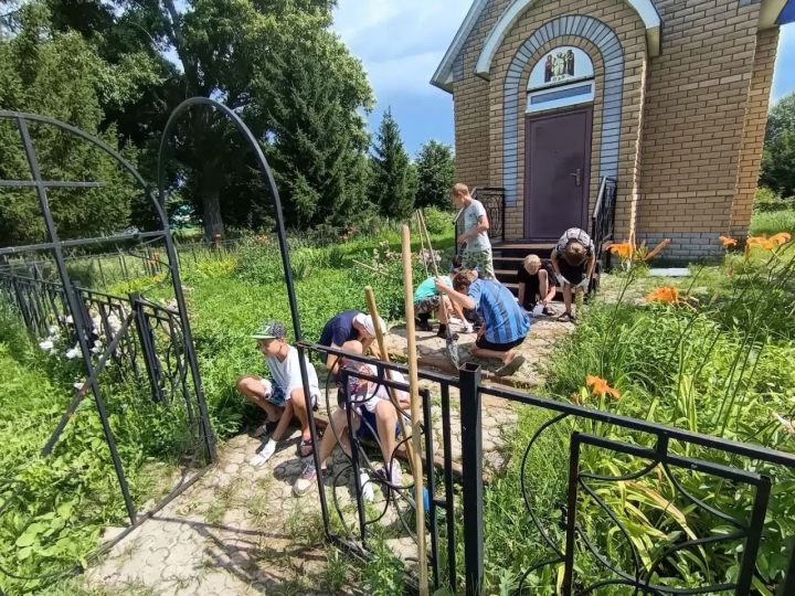 Ребята из лагеря «Полянка» провели уборку у памятника воинам Великой Отечественной войны