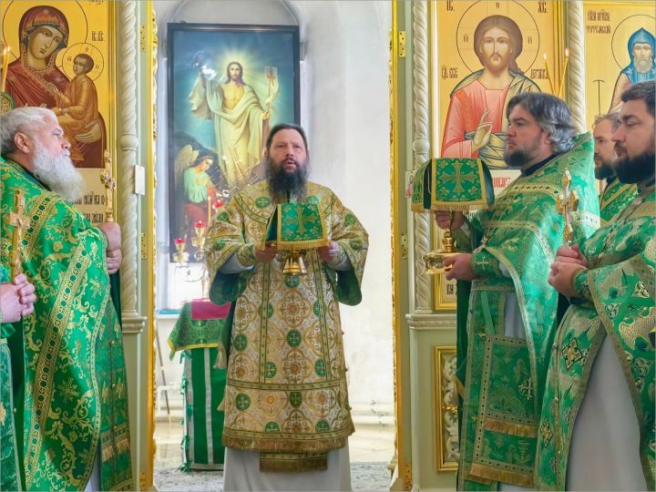 В Мензелинске прошли праздничная Литургия и крестный ход